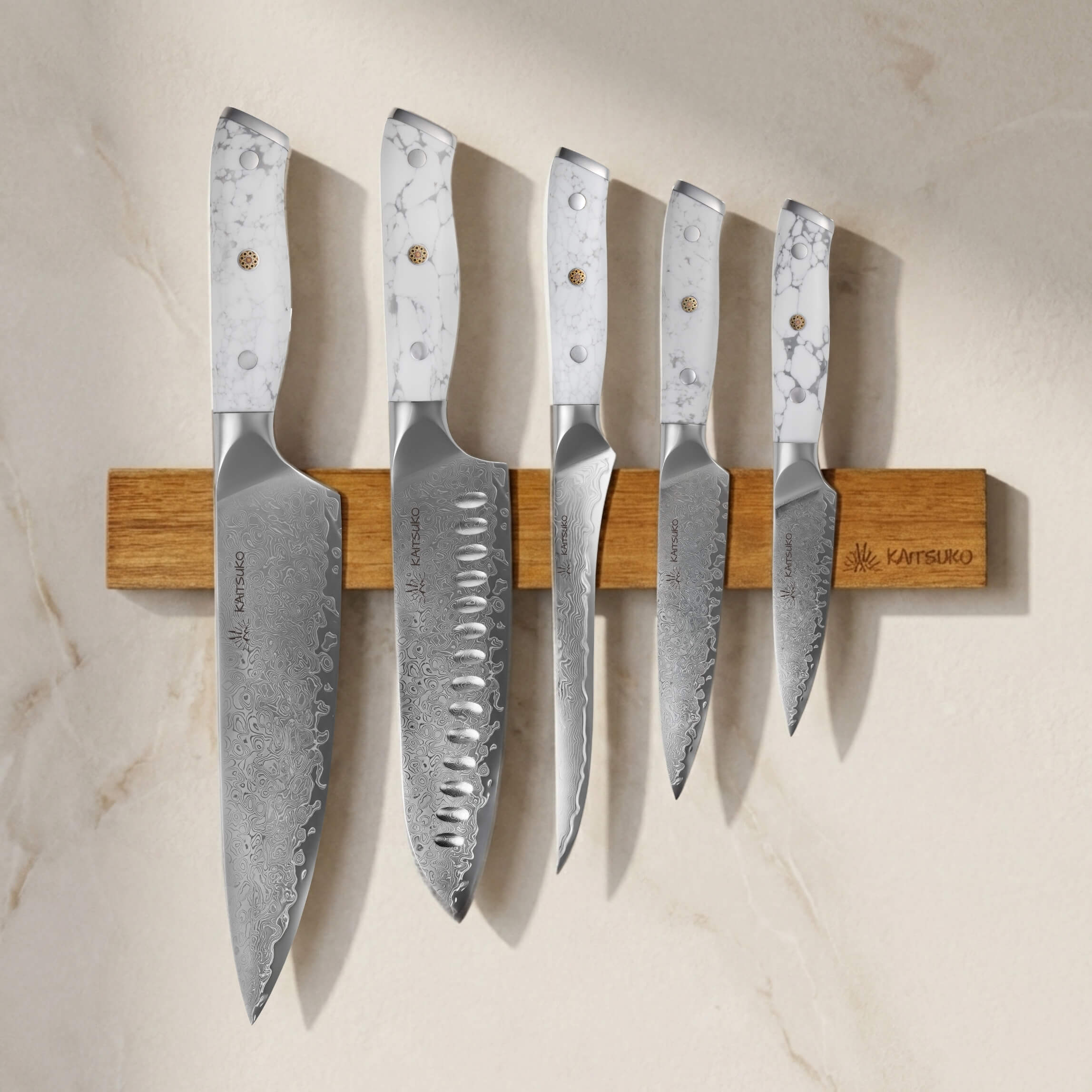 Couteaux japonais en damas sur support mural en bois Kaitsuko